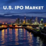 Nocny widok miasta z drapaczami chmur, rzeką z łodziami i odbijającymi się światłami. Na górze znajduje się napis "U.S. IPO MARKET".